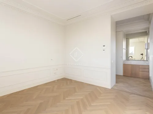 4 Bedrooms Apartment in Muntaner