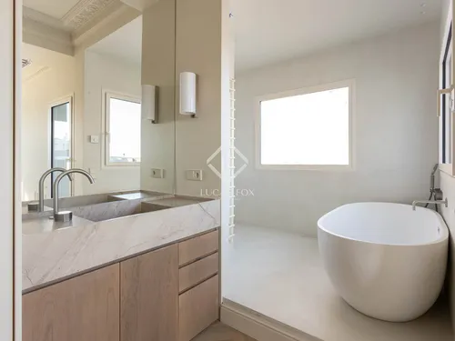 4 Bedrooms Apartment in Muntaner