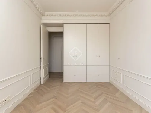 4 Bedrooms Apartment in Muntaner