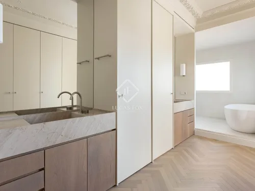 4 Bedrooms Apartment in Muntaner