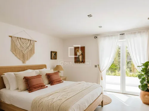 4 Bedrooms House / Villa in Calle Mestral