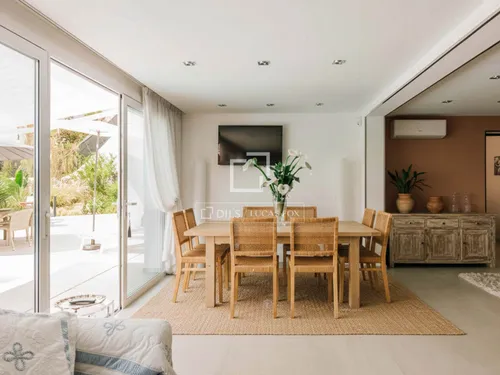 4 Bedrooms House / Villa in Calle Mestral