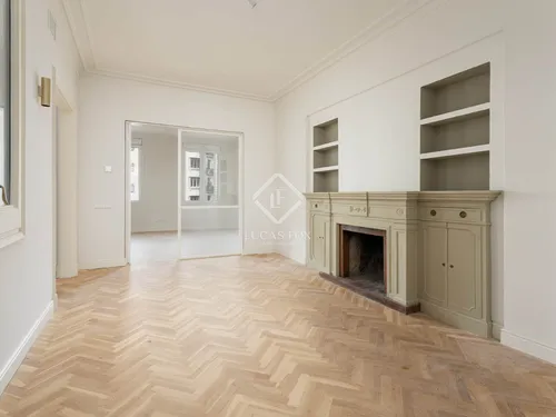 5 Bedrooms Apartment in balmes