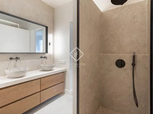 5 Bedrooms Apartment in balmes