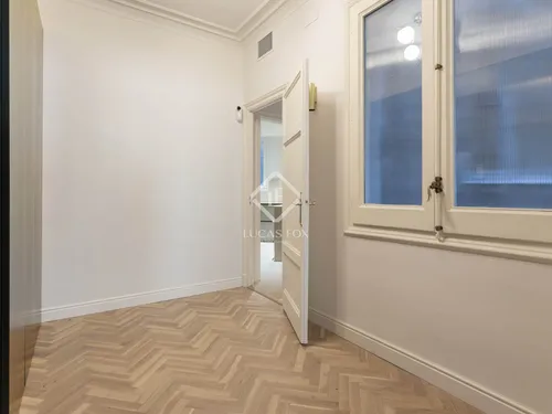 5 Bedrooms Apartment in balmes