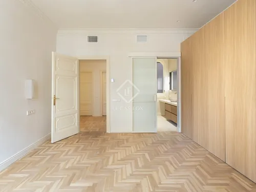 5 Bedrooms Apartment in balmes
