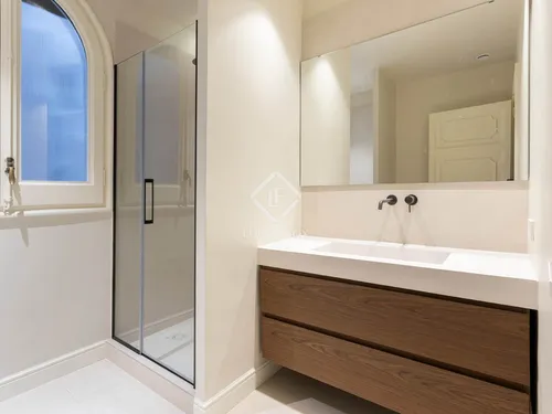 5 Bedrooms Apartment in balmes