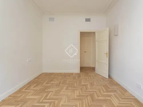 5 Bedrooms Apartment in balmes