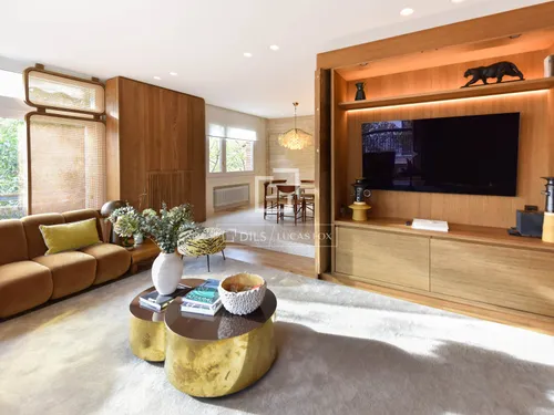 Excellent 4 Bedroom apartment with 15m² terrace for sale in Tres Torres, Barcelona