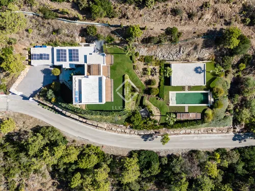 Modern Mediterranean villa in El Madroñal, a contemporary hillside retreat with breathtaking mountain and sea views