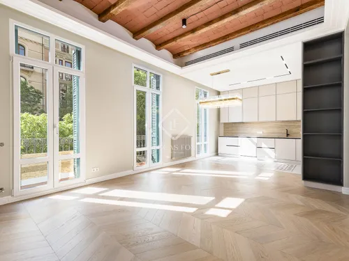 Stunning corner apartment for sale in Eixample Right, Barcelona