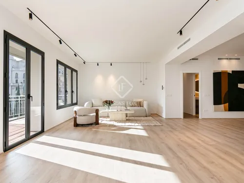 Excellent 4 Bedroom apartment with 28m² terrace for sale in Eixample Right