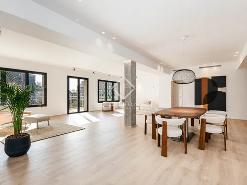 Excellent 4 Bedroom apartment with 28m² terrace for sale in Eixample Right