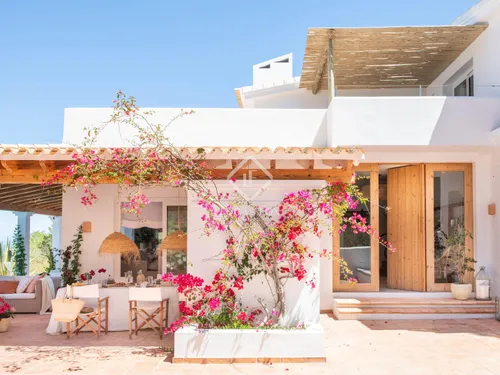 6-bedroom villa with beautiful sea views and a rental licence, for sale in Formentera