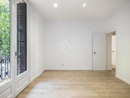5 Bedrooms Apartment in Consell de Cent
