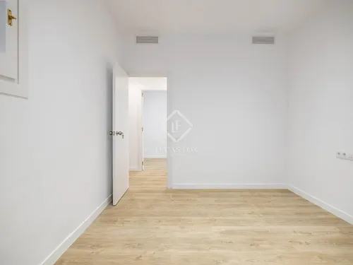 5 Bedrooms Apartment in Consell de Cent
