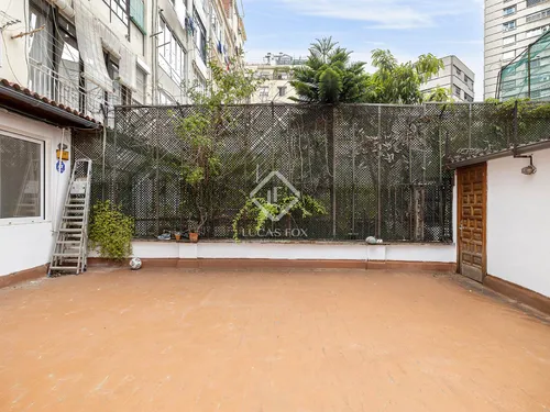 5 Bedrooms Apartment in Consell de Cent
