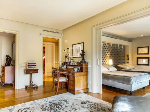 5 Bedrooms Apartment in Doctor Roux