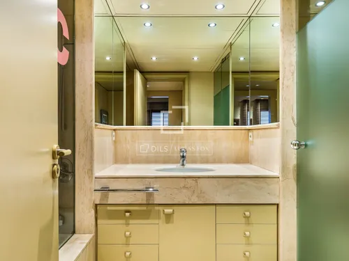 5 Bedrooms Apartment in Doctor Roux