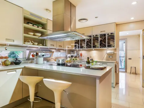 5 Bedrooms Apartment in Doctor Roux