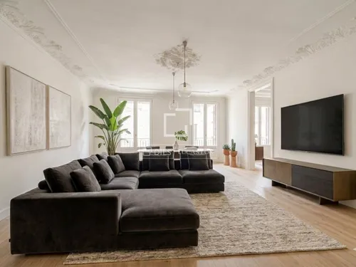 Luxury 3-bedroom and 2-bathroom apartment presented as a customised renovation opportunity for sale in Gótico, Barcelona