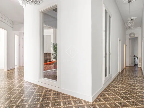 5 Bedrooms Apartment in Ausias March