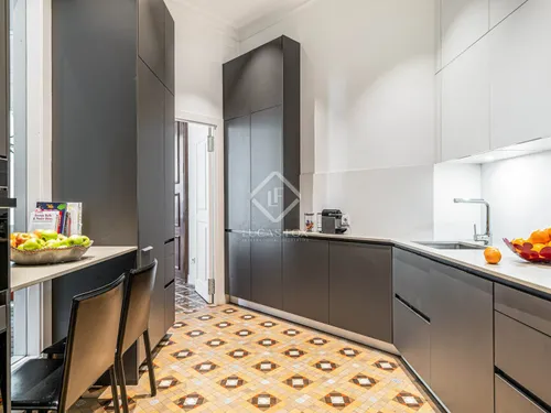 5 Bedrooms Apartment in Ausias March