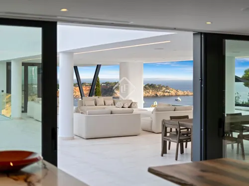 4 Bedrooms House / Villa in Vista ALegre