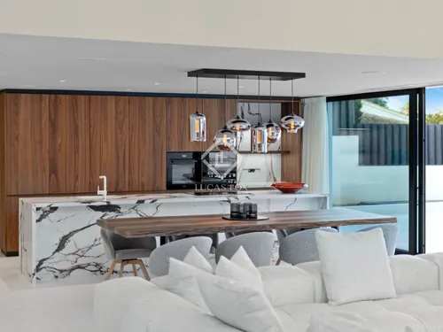 4 Bedrooms House / Villa in Vista ALegre