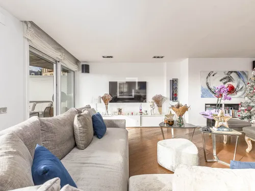 5 Bedrooms Apartment in Mendel