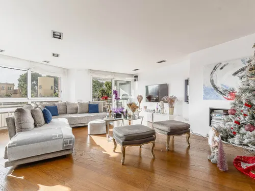 5 Bedrooms Apartment in Mendel