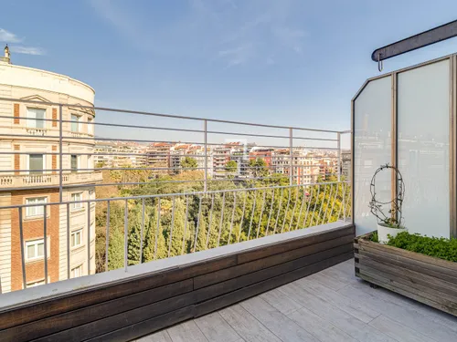 Excellent 5 Bedroom apartment with 15m² terrace for sale in Turó Park, Barcelona