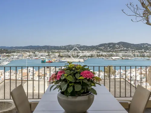 Beautiful villa for sale in the heart of Dalt Villa, attached to the castle wall and with unrivalled views of the sea, the port and the city