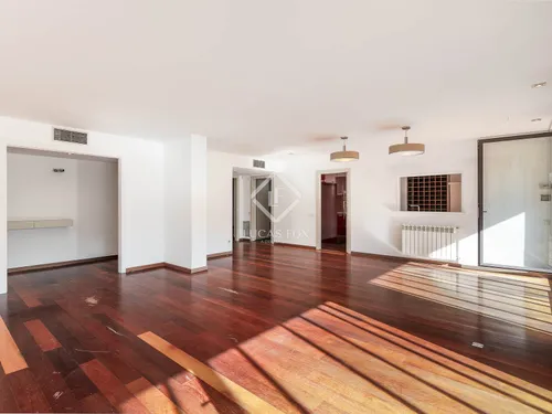 4 Bedrooms Apartment in Provença