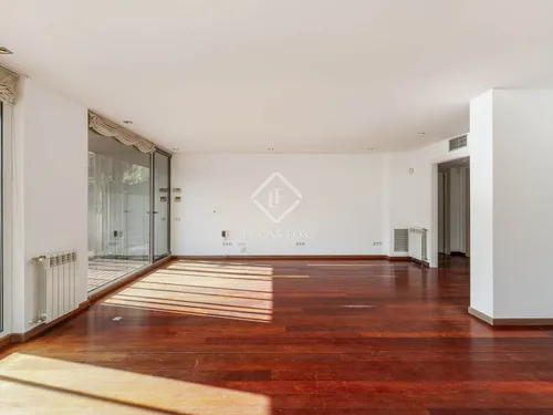 4 Bedrooms Apartment in Provença