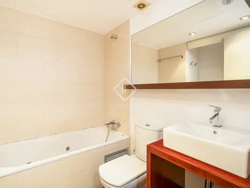 4 Bedrooms Apartment in Provença