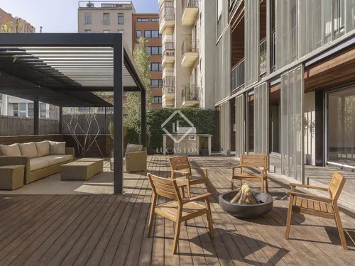 Four-bedroom apartment with 200 m² terrace and private pool for sale in Eixample Dreta, Barcelona.