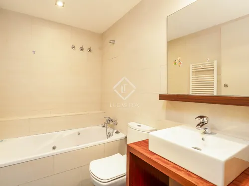 4 Bedrooms Apartment in Provença