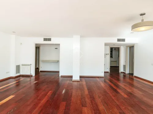 4 Bedrooms Apartment in Provença