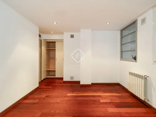 4 Bedrooms Apartment in Provença