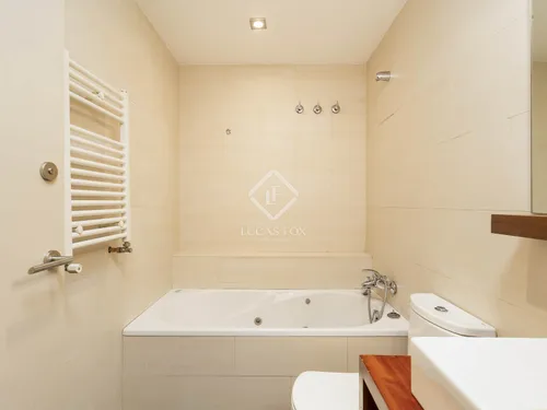 4 Bedrooms Apartment in Provença