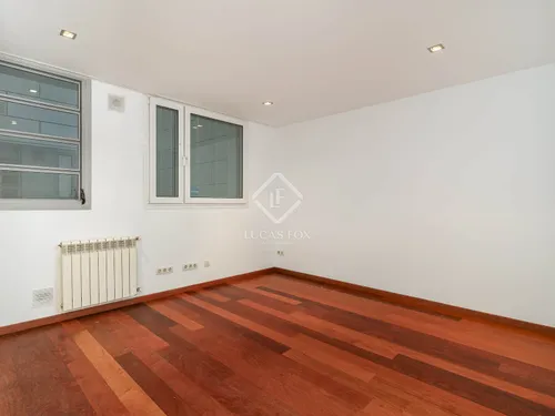 4 Bedrooms Apartment in Provença