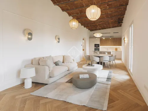 Excellent 3 Bedroom apartment with 8m² terrace for sale in Eixample Left, Barcelona