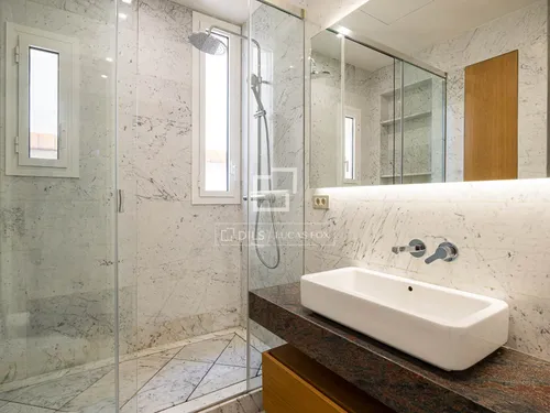 5 Bedrooms Apartment in Pau Claris