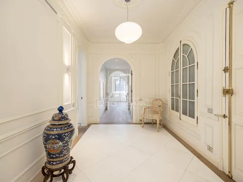 5 Bedrooms Apartment in Pau Claris