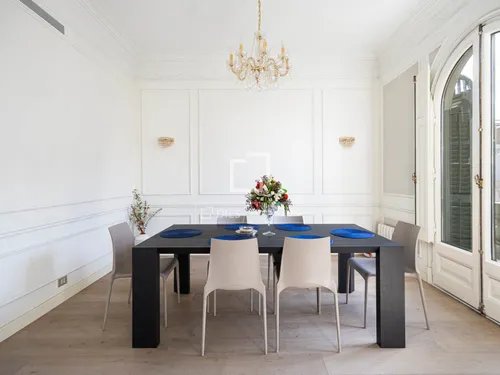 Stunning 236 m² Eixample Dreta apartment for sale on Pau Claris: 5 bedrooms, 3 bathrooms, fully renovated, concierge, rooftop terrace, south-west balcony, classic charm & modern luxury.