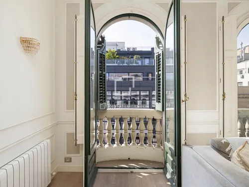 5 Bedrooms Apartment in Pau Claris