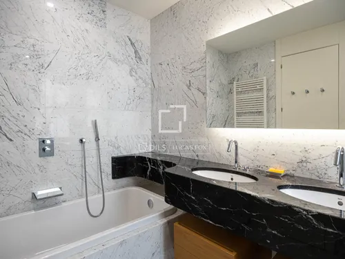 5 Bedrooms Apartment in Pau Claris