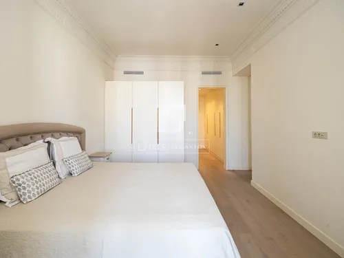 5 Bedrooms Apartment in Pau Claris