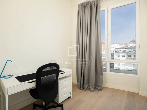 5 Bedrooms Apartment in Pau Claris